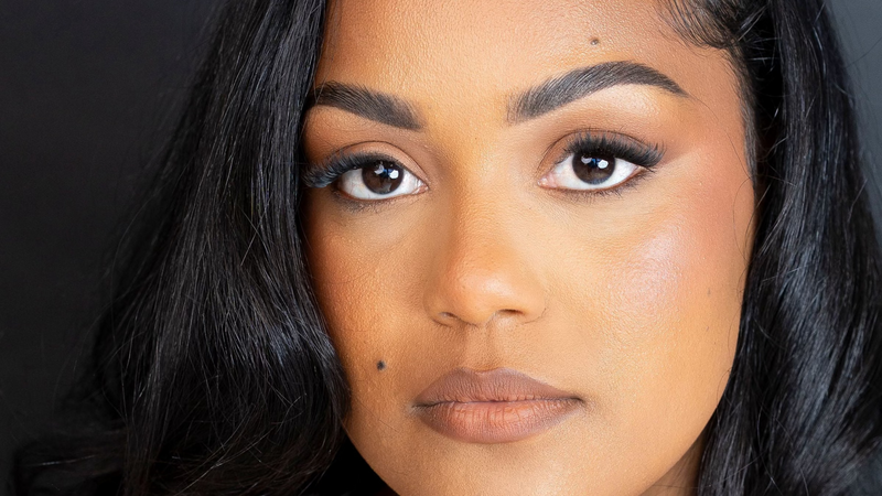 Woman with Jetsetter lashes in D curl